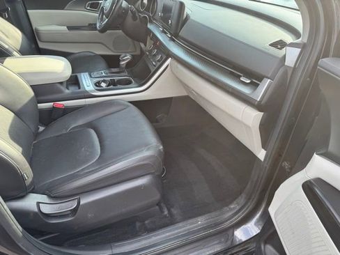 Used 2024 Kia Carnival LX FWD image 15