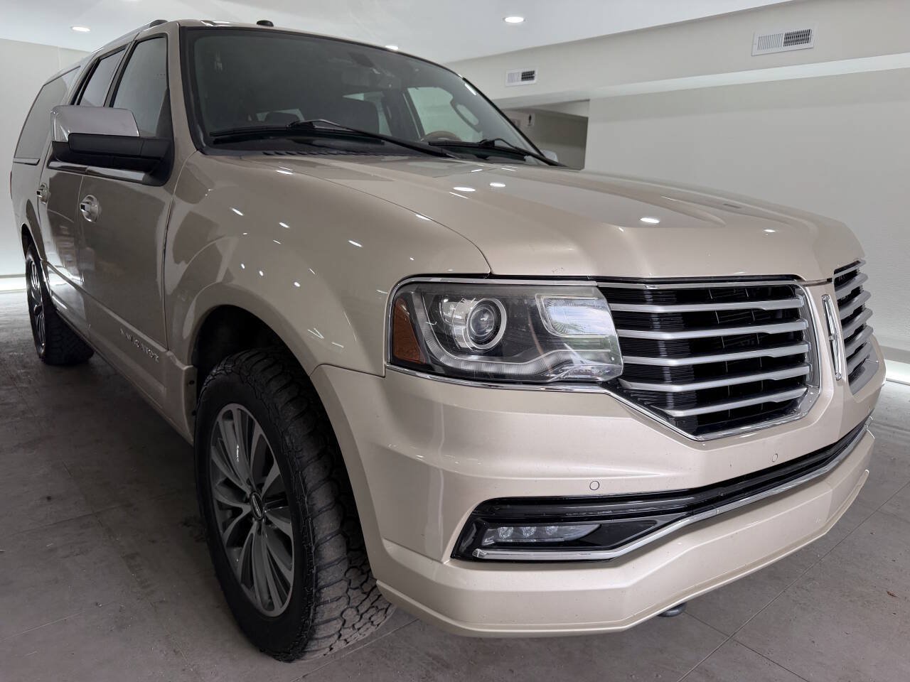 Used 2017 Lincoln Navigator L Select AWD/4WD image 35
