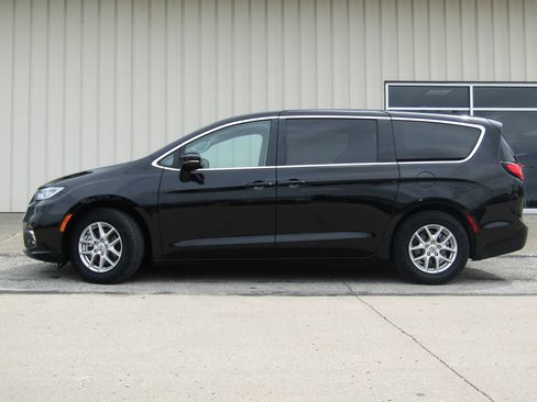 Used 2024 Chrysler Pacifica Touring-L FWD image 11