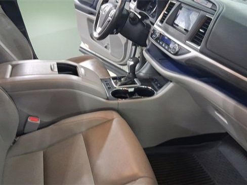 Used 2017 Toyota Highlander Limited image 14