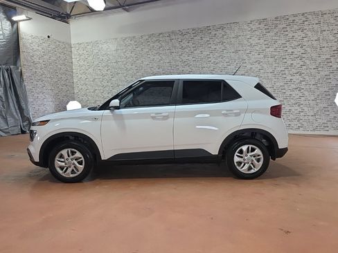 Certified 2025 Hyundai Venue SE image 4