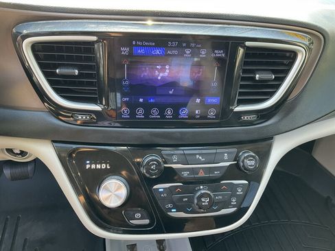 Used 2017 Chrysler Pacifica Touring-L FWD image 31