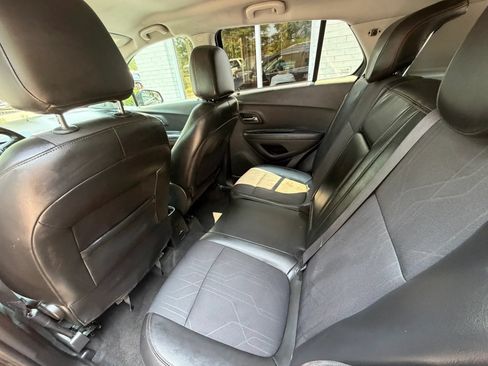 Used 2019 Chevrolet Trax LT w/ LT Convenience Package FWD image 16