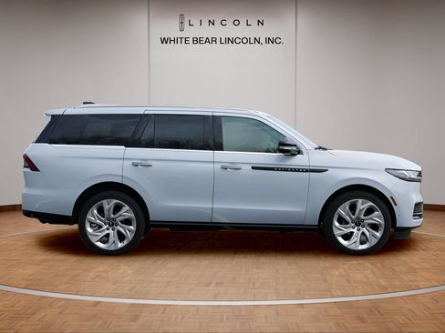 Used 2025 Lincoln Navigator Black Label AWD/4WD image 4
