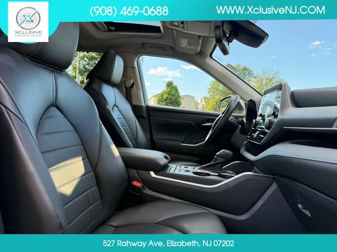 Used 2022 Toyota Highlander XLE AWD/4WD image 23
