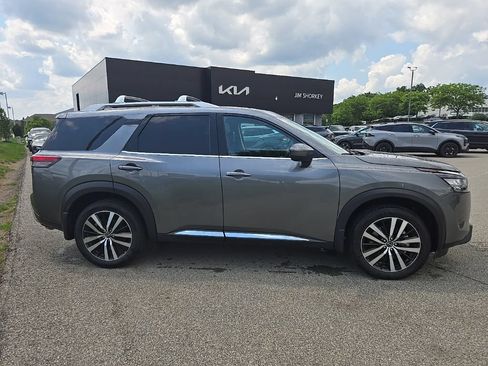Used 2025 Nissan Pathfinder Platinum AWD/4WD image 2