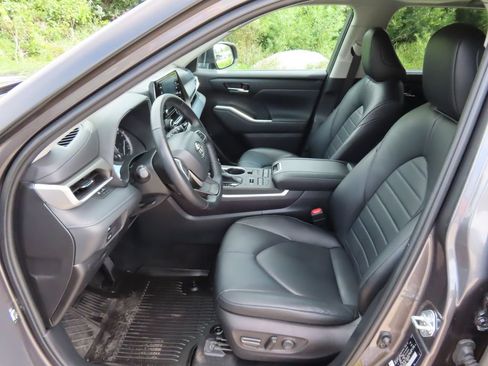 Used 2022 Toyota Highlander XLE AWD/4WD image 30