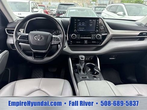 Used 2020 Toyota Highlander XLE AWD/4WD image 15