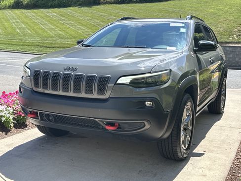 Used 2022 Jeep Cherokee Trailhawk w/ Comfort/Convenience Group AWD/4WD image 3