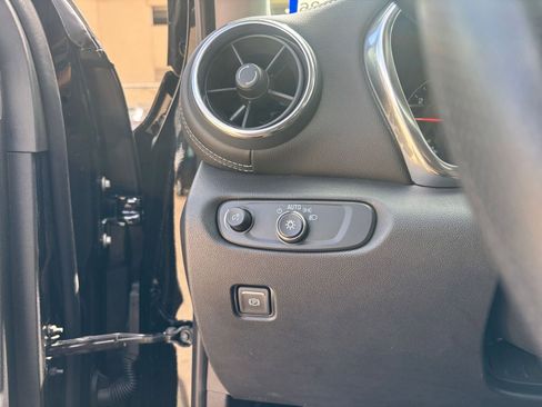 Used 2025 Chevrolet Blazer LT image 33