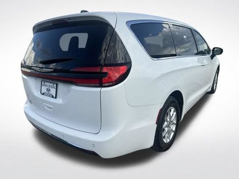Used 2023 Chrysler Pacifica Touring-L FWD image 2