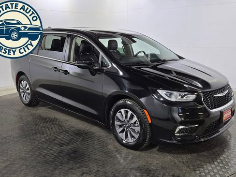 Used 2024 Chrysler Pacifica Limited FWD image 9
