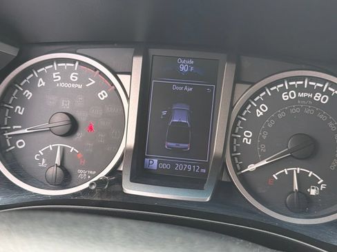 Used 2017 Toyota Tacoma SR5 w/ Tow Package AWD/4WD image 6