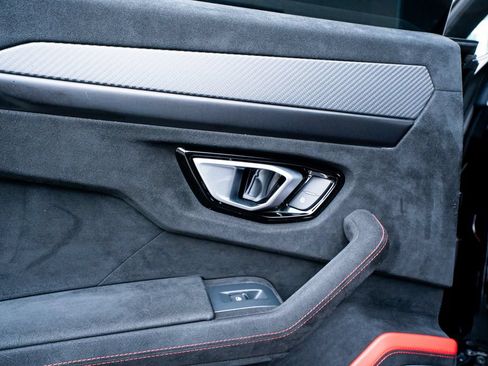 Used 2024 Lamborghini Urus Performante AWD/4WD image 57