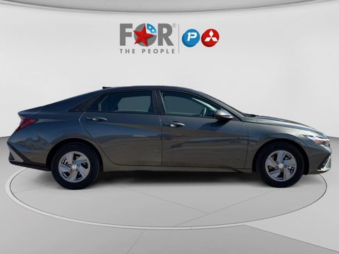 Used 2024 Hyundai Elantra SE FWD image 6