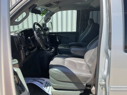 Used 2019 GMC Savana 2500 Extended RWD image 8