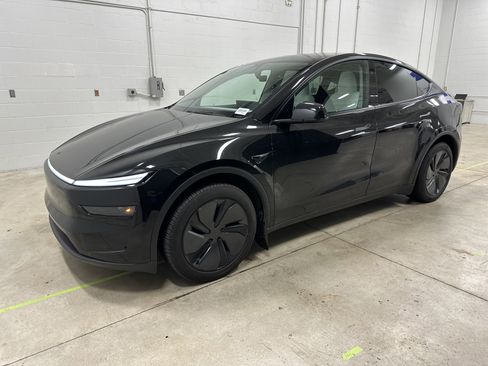 Used 2026 Tesla Model Y 2WD image 5
