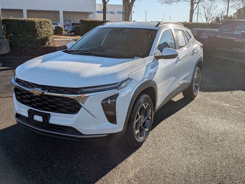 Used 2025 Chevrolet Trax LT w/ LT Convenience Package image 5