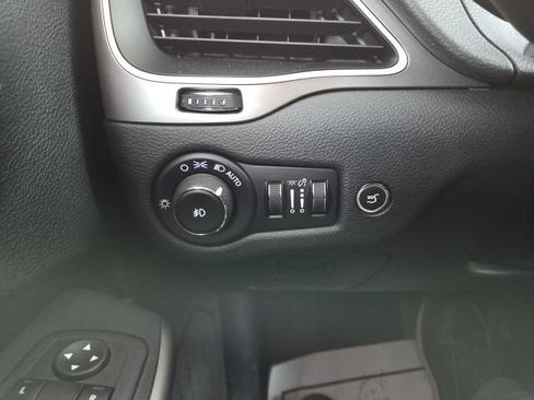 Used 2019 Jeep Cherokee Latitude w/ Comfort & Convenience Group image 51