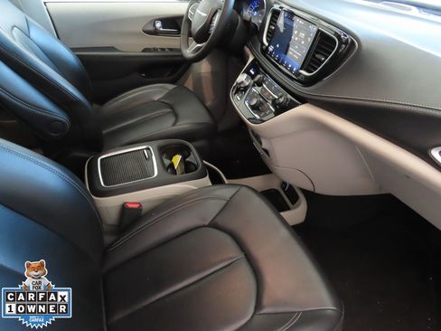 Used 2024 Chrysler Pacifica Select image 27