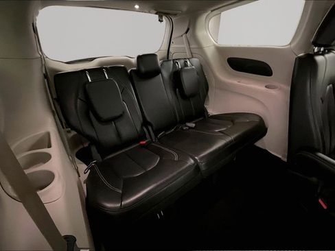 Used 2023 Chrysler Pacifica Touring-L FWD image 21