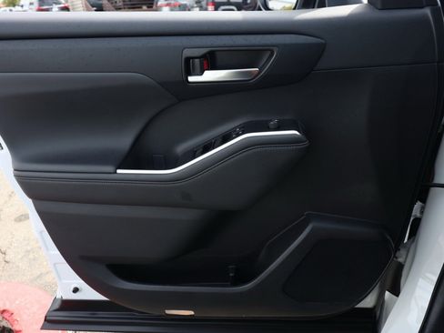 Used 2024 Toyota Highlander XLE image 23