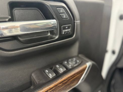 Used 2019 Chevrolet Silverado 1500 High Country w/ Technology Package AWD/4WD image 14