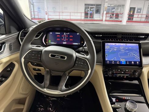 Used 2023 Jeep Grand Cherokee L Limited w/ Luxury Tech Group II image 16