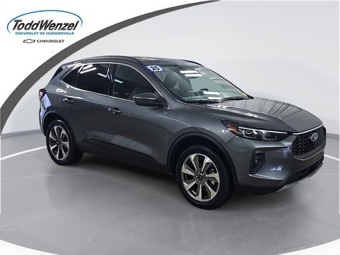 Used 2025 Ford Escape Platinum AWD/4WD image 1