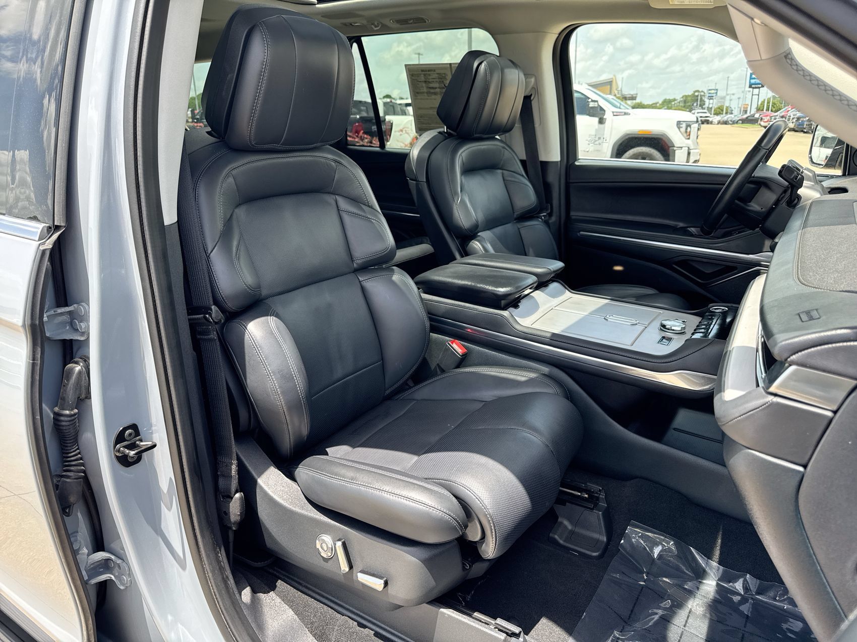 Used 2025 Lincoln Navigator Reserve AWD/4WD image 27