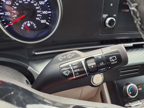 Used 2022 Kia Carnival LX FWD image 23