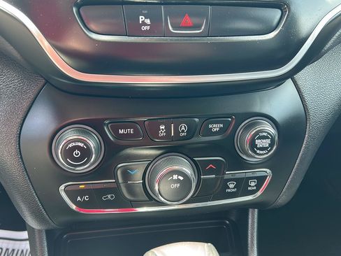 Used 2019 Jeep Cherokee Latitude Plus AWD/4WD image 13
