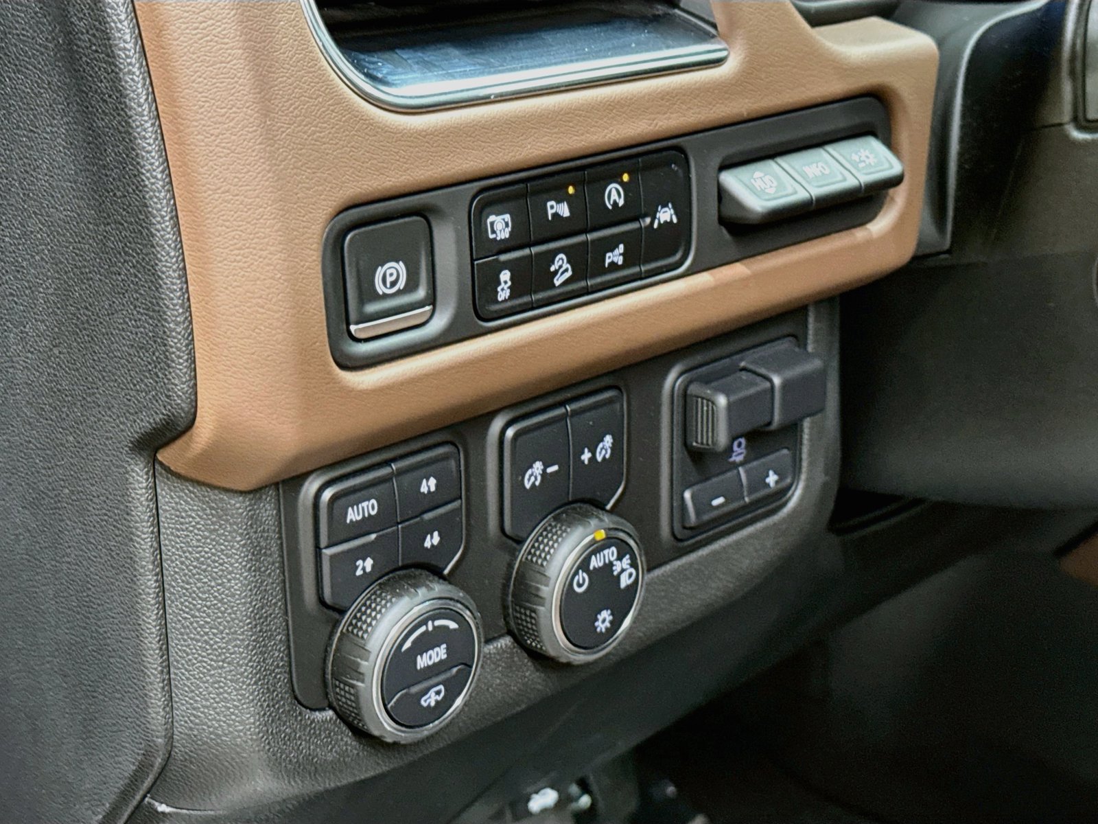 Used 2024 Chevrolet Suburban High Country w/ Advanced Technology Package AWD/4WD image 13