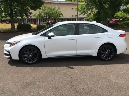 Used 2025 Toyota Corolla SE FWD image 3