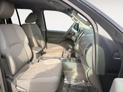 Used 2012 Nissan Frontier SV image 2