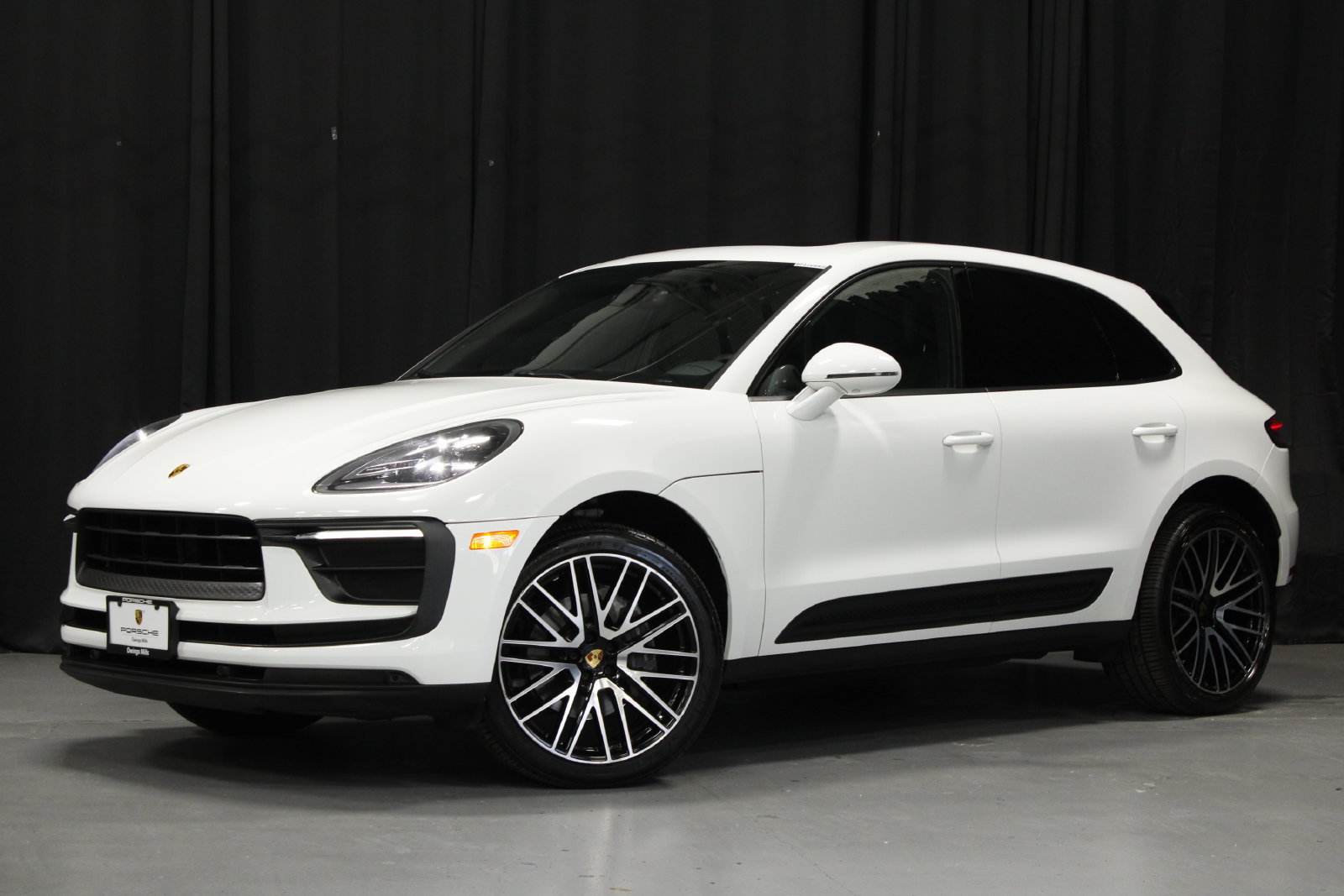 Used 2022 Porsche Macan AWD/4WD image 1