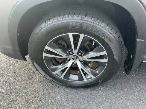 Used 2019 Toyota Highlander LE AWD/4WD image 14