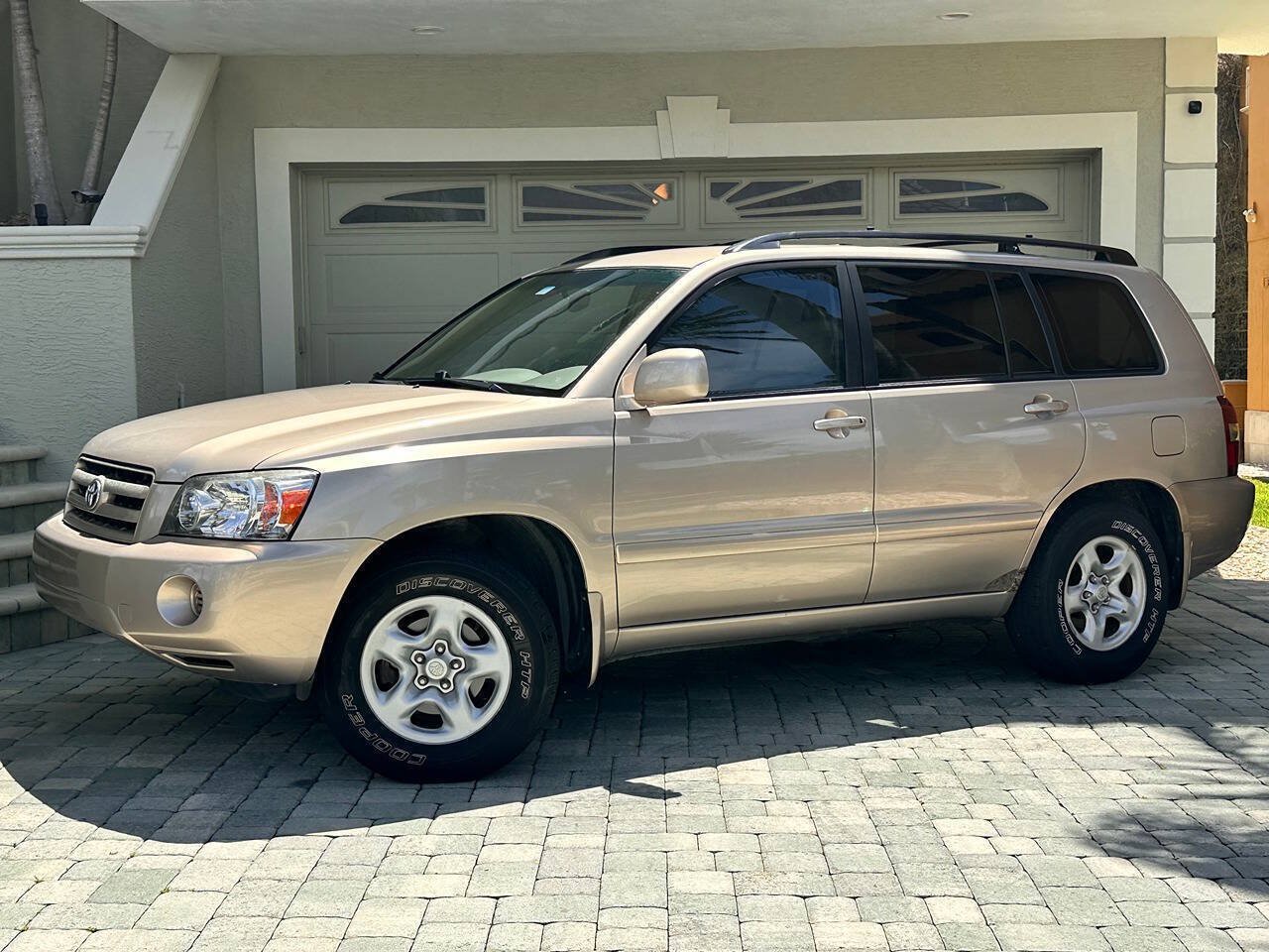 Used 2005 Toyota Highlander 2WD V6 w/ 3rd Row image 4