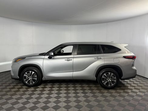 Used 2025 Toyota Highlander XLE FWD image 9