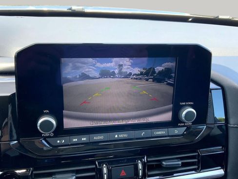 Used 2025 Nissan Pathfinder SV FWD image 27