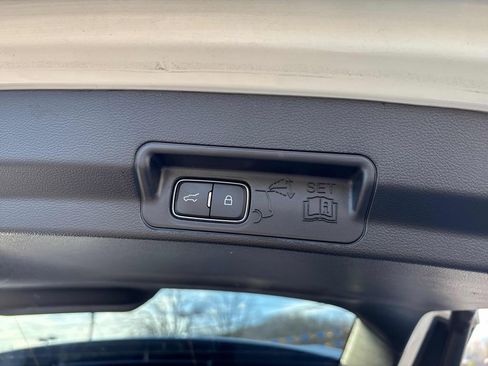 Used 2021 Ford Explorer XLT w/ Equipment Group 202A image 31