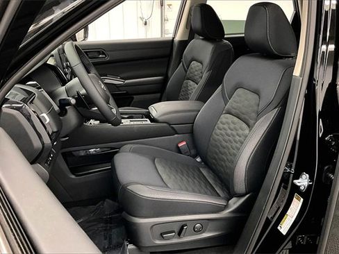 New 2025 Nissan Pathfinder SV w/ Cargo Package image 9