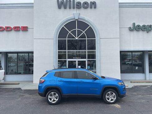 Used 2023 Jeep Compass Latitude image 1