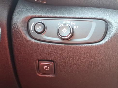 Used 2025 Chevrolet Blazer LT FWD image 16