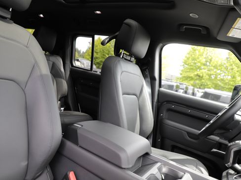 Used 2025 Land Rover Defender 130 X-Dynamic SE AWD/4WD image 12
