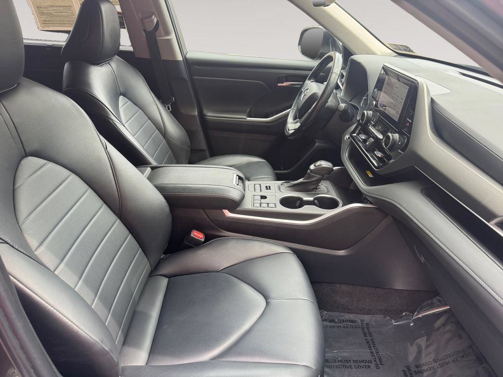 Used 2023 Toyota Highlander XLE AWD/4WD image 15