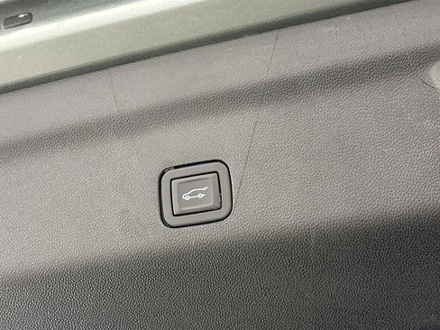 Used 2023 Chevrolet Suburban Premier image 32