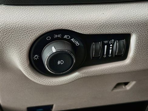 Used 2024 Chrysler Pacifica Touring-L FWD image 17
