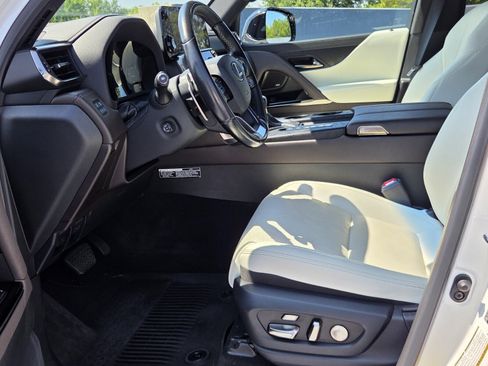 Used 2023 Lexus LX 600 4WD w/ Luxury Package image 11