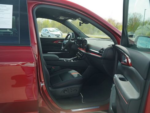 Used 2025 Chevrolet Traverse RS AWD/4WD image 18